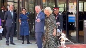 Carlos III visita un centro contra el cáncer en su primer compromiso público desde febrero