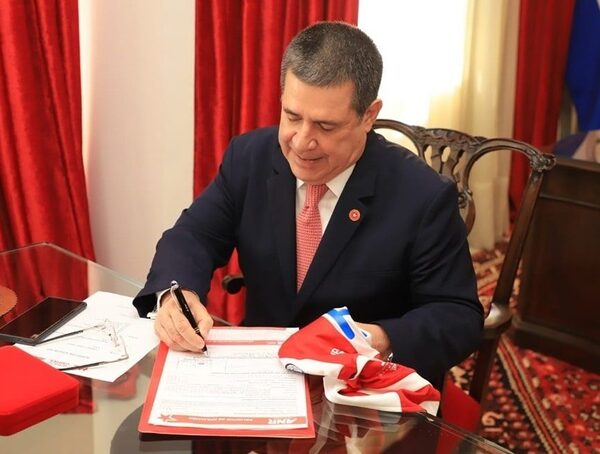 Piden que Horacio Cartes se presente a declarar en el caso Mario Abdo · Radio Monumental 1080 AM