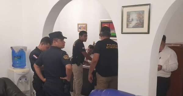 La Nación / Detienen a un escribano por supuesta complicidad  con robacoches