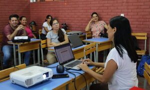 Maestros en su día abogan por una educación pública, gratuita y de calidad