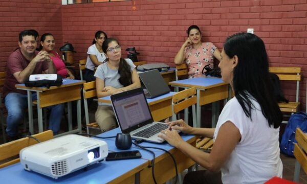 Maestros en su día abogan por una educación pública, gratuita y de calidad