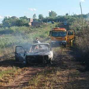 Incendio consume vehículo en Barrio Barrero Guazú de Cambyretá