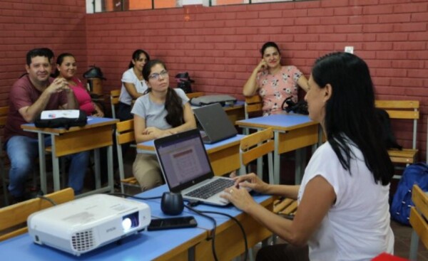 Maestros en su día piden una educación pública gratuita y de calidad