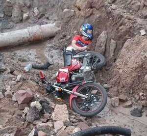 Video: a lo “motocross”, un hombre salta montículo y cae en pozo de obras  - Nacionales - ABC Color