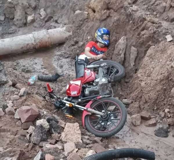 Video: a lo “motocross”, un hombre salta montículo y cae en pozo de obras - Nacionales - ABC Color