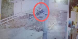 [VIDEO] A motoca se le terminó la calle, hizo un salto a lo "motocross" y le "tragó" un pozo