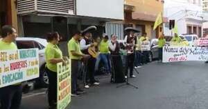 La Nación / Docentes realizaron serenata de protesta frente al MEC