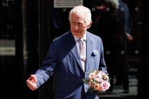 Carlos III dice estar bien al visitar a enfermos de cáncer en su regreso a actos públicos - Gente - ABC Color