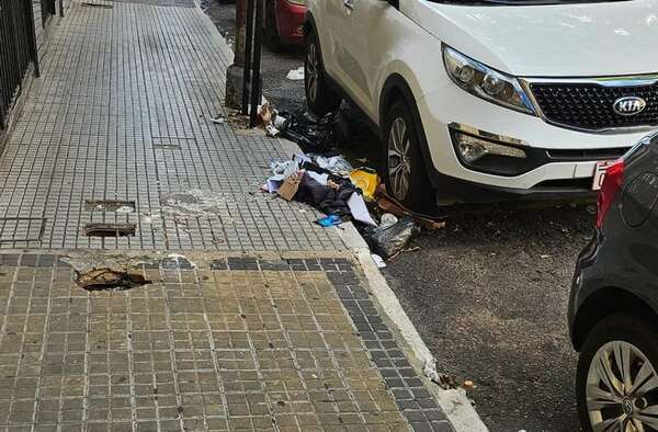 Basura en la vereda y calle - Crónicas Ciudadanas - ABC Color