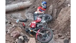 Motociclista cae en pozo tras saltar montículo a lo “motocross”