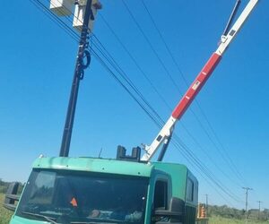 Mantenimiento integral de las líneas de 23.000 Voltios sin interrupción del servicio en Itakyry, Alto Paraná