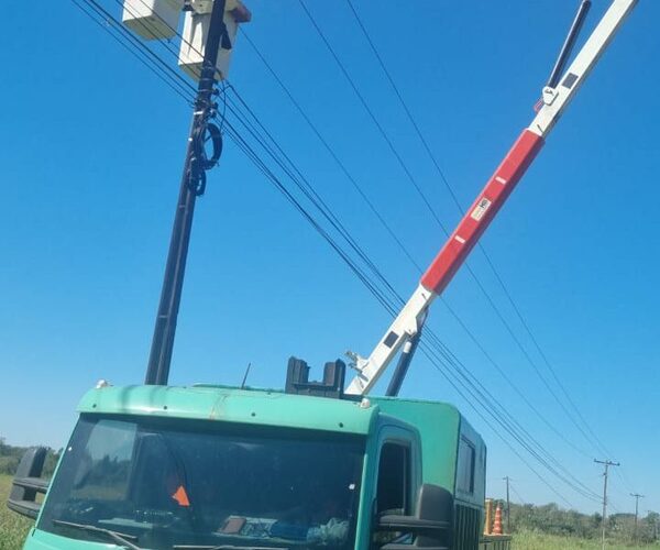 Mantenimiento integral de las líneas de 23.000 Voltios sin interrupción del servicio en Itakyry, Alto Paraná
