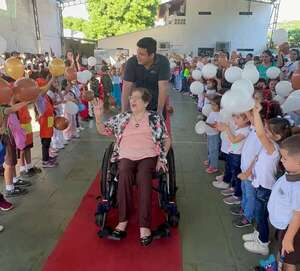 Video: así la despidieron sus alumnos tras 64 años dedicados a la docencia - Nacionales - ABC Color