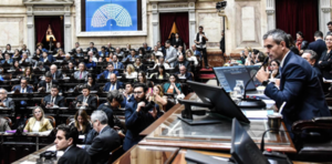 La 'ley 贸mnibus', impulsada por el Gobierno de Milei, es aprobada en el Congreso argentino - Revista PLUS