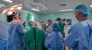 Hospital Acosta Ñu lanza programa pionero de cirugías para tratar la escoliosis en niños - trece