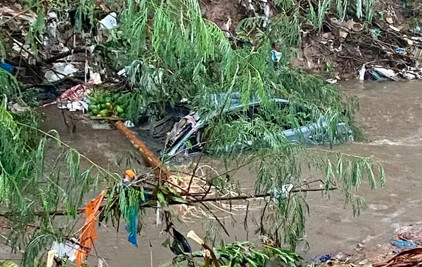 Imputan a agente Lince que conducía el vehículo arrastrado por el raudal - Noticiero Paraguay