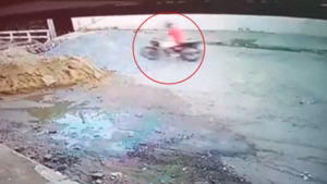 Motociclista cae en zanja de puente en refacción ante falta de señalización de obras
