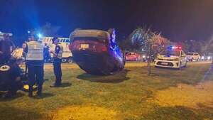 Video: camioneta vuelca en la Costanera de Asunción - Policiales - ABC Color