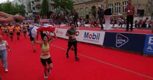 La Nación / Paraguaya corrió maratón en Alemania y llegó orgullosa a la meta con la bandera tricolor
