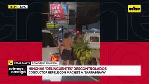 Video: conductor repele a machetazos a hinchas de Olimpia tras ser atacado - Crimen y castigo - ABC Color