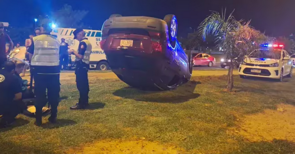 Una camio vuelca en la Costanera de Asunción
