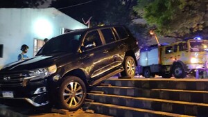 Ex senador colorado cae con su camioneta en una escalinata en Asunción