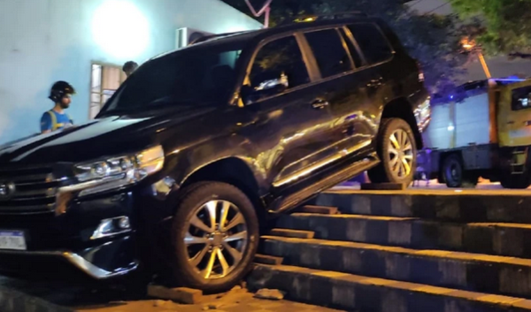 Ex senador colo’o le hizo caso al GPS y cayó con su camioneta en la escalinata