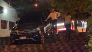 Video: exsenador Juan Darío Monges cayó con su vehículo en escalinata - Policiales - ABC Color