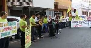 La Nación / Docentes realizaron serenata de protesta