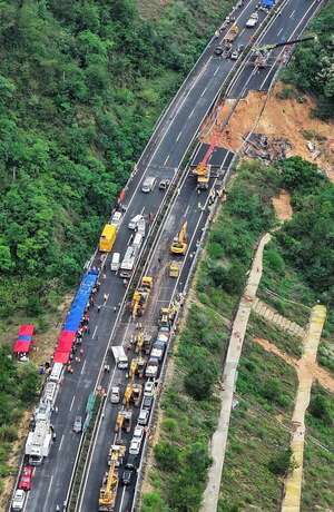 Hundimiento de una carretera en el sur de China causa al menos 24 muertos y 30 heridos - Mundo - ABC Color
