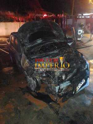 Incendian una camioneta en barrio Obrero - Radio Imperio 106.7 FM