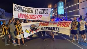 Versus / Hinchas de Guaraní se manifiestan contra la empresa que se niega a dejar el estadio