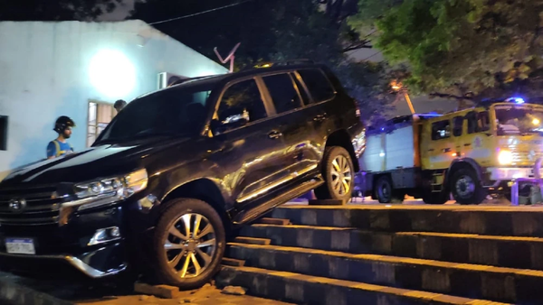 Guiado por el GPS, exsenador cayó a una escalinata - Noticiero Paraguay