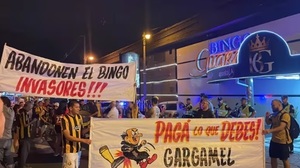 Hinchas de Guaraní protestan contra empresa de diputado Esgaib