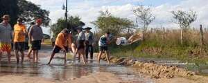 Afectados por la inundación en Ñeembucú se sienten impotentes ante lenta respuesta del Gobierno - Nacionales - ABC Color