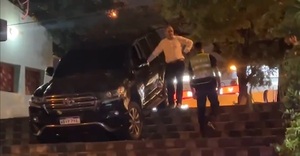 Ex senador giró mal y metió su camioneta a una escalinata - Megacadena - Diario Digital