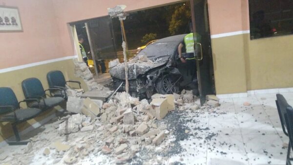 Conductor alcoholizado embiste contra una Comisaría en Asunción - Radio Imperio 106.7 FM