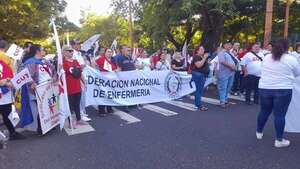 Sindicalistas se manifiestan por el Día del Trabajador: “La ministra es una feroz inútil”  - Nacionales - ABC Color