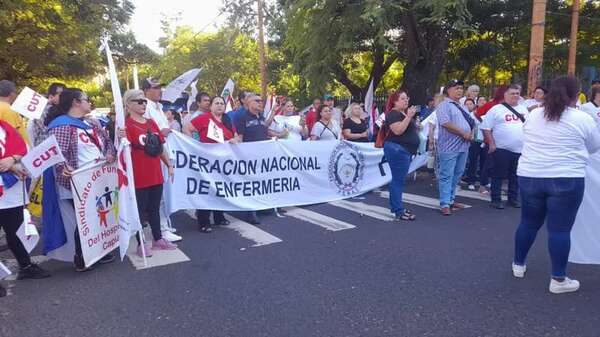 Sindicalistas se manifiestan por el Día del Trabajador: “La ministra es una feroz inútil” - Nacionales - ABC Color