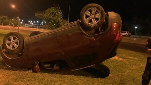 Camioneta volcó en la Costanera de Asunción