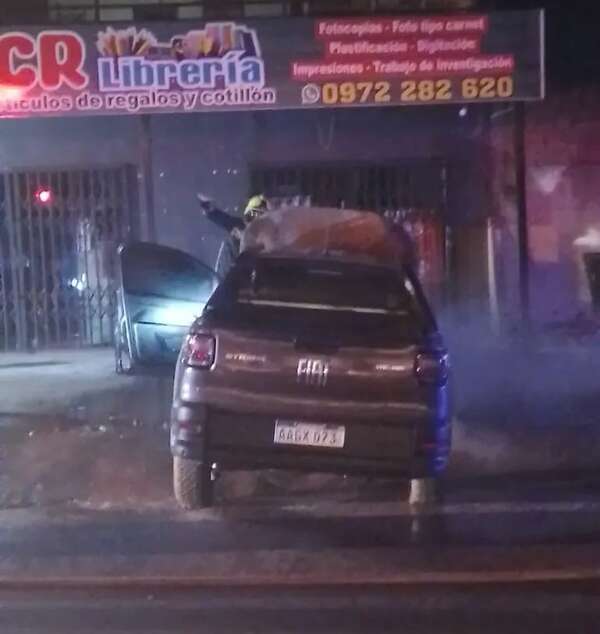 PJC: Hombre quema intencionalmente camioneta estacionada en la vereda - Policiales - ABC Color