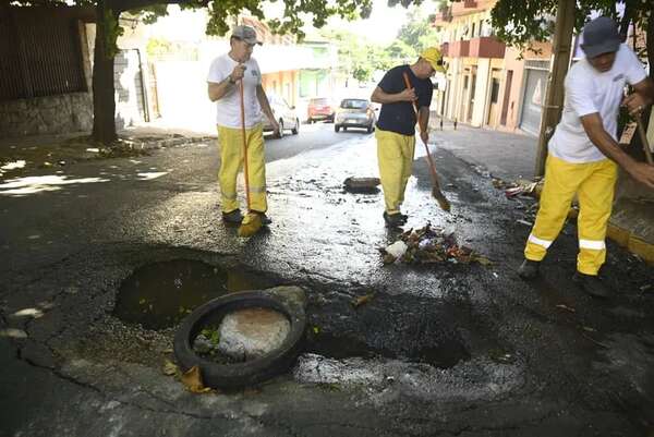 Feriado en Asunción: baches, basura y agua servida - Nacionales - ABC Color