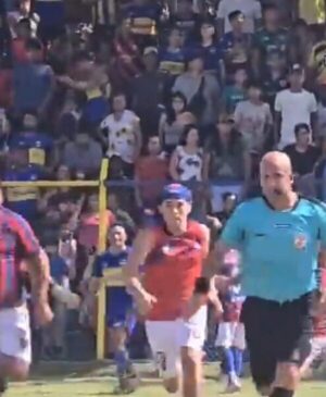 (VIDEO)A lo Flash: Árbitro corrió por su vida de hinchas y peloteros enojados