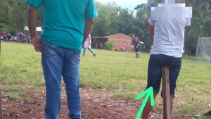 Se burlan de un chico por sentarse sobre un palo