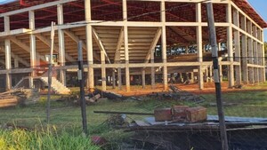 Gestionan terminación de obra de abandonado Polideportivo en el Este