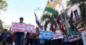 La Nación / Trabajadores marcharon exigiendo reivindicaciones laborales