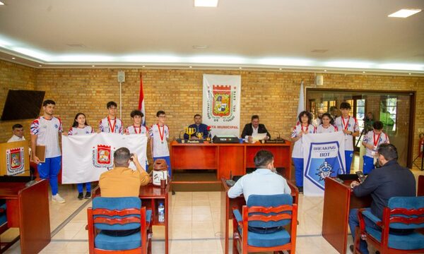 Homenajean a jóvenes esteños brillar en competencia mundial