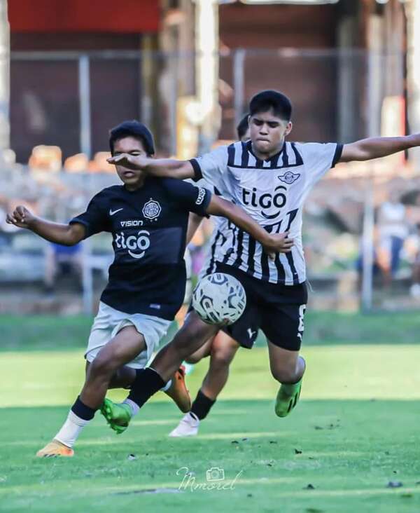 Olimpia quedó con el clásico blanco y negro en la Sub 13 - Fútbol - ABC Color