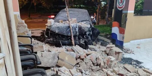 Ebrio al volante chocó contra una comisaría, de milagro, no hubo heridos
