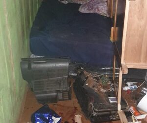 Ofuscado destruyó su vivienda, golpeó a su madre y se hirió con vidrio 